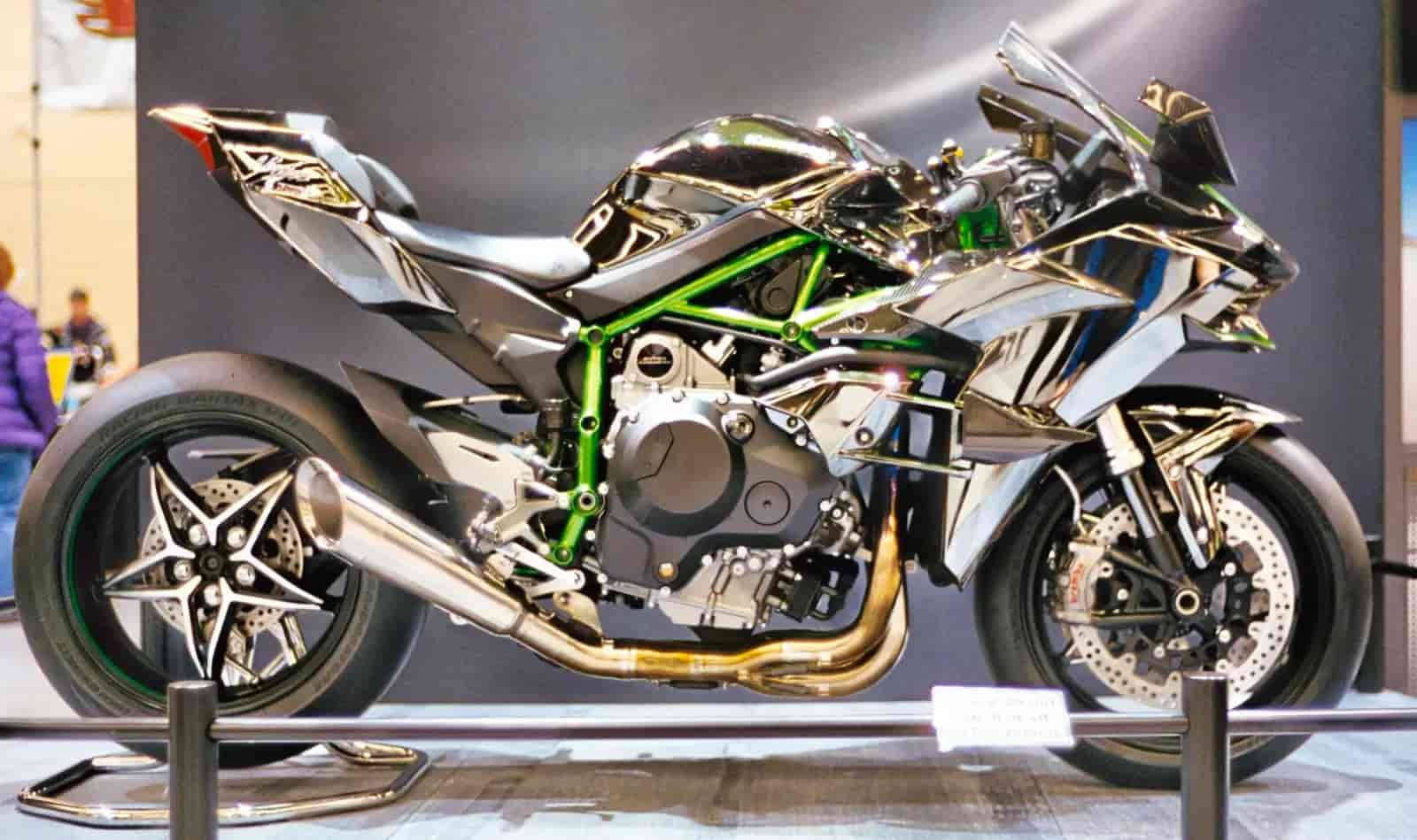 Rider moto pe un drum deschis